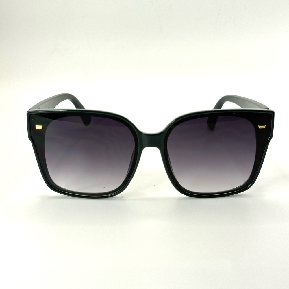 Oversized Forest Green Sunglasses with “D” Logo – Square Frame